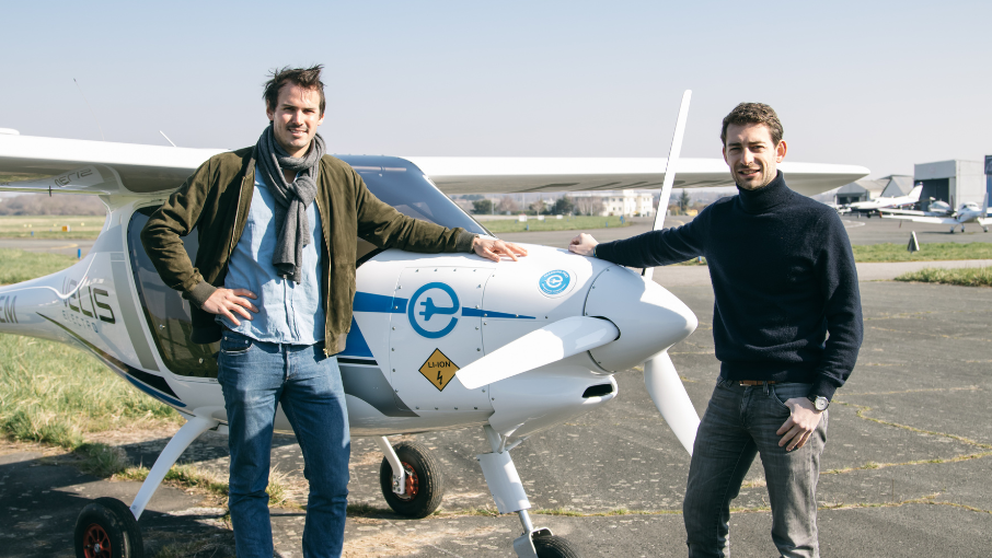 Emeric de Waziers (g.) et Bertrand Joab-Cornu (d.), les cofondateurs de Wingly, devant un avion électrique Velis Electro Emeric de Waziers (g.) et Bertrand Joab-Cornu (d.), les cofondateurs de Wingly, devant un avion électrique Velis Electro