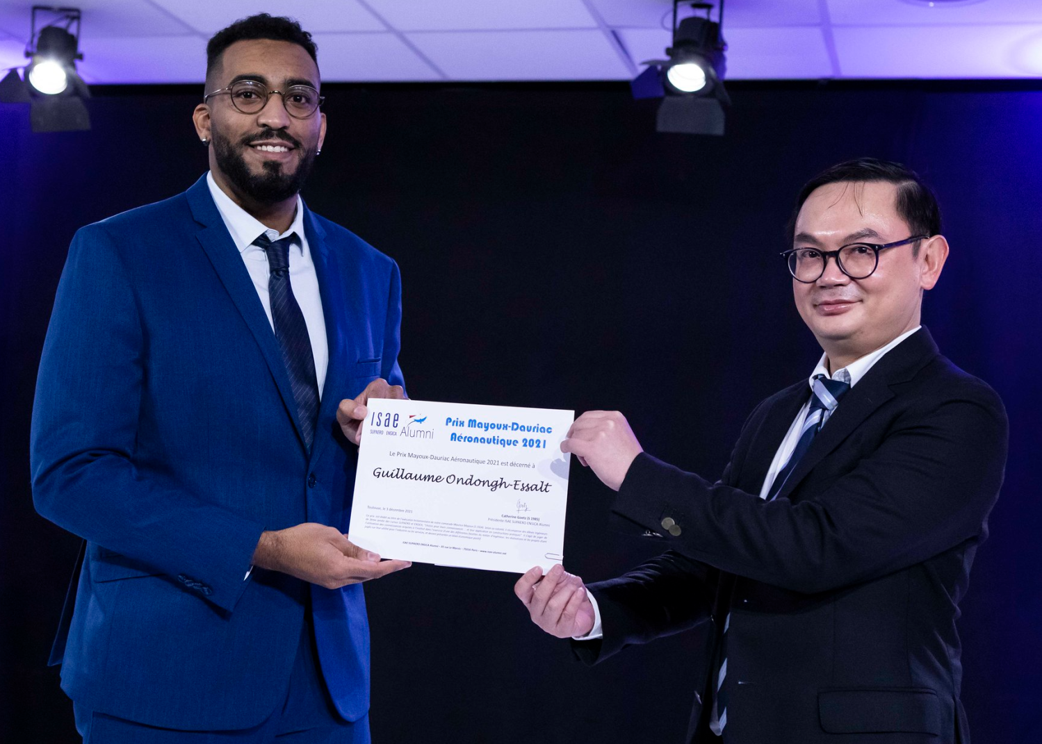 Guillaume Ondongh-Essalt reçoit son prix des mains de Nghia HOANG  (M 2012), co-animateur du chapitre toulousain.