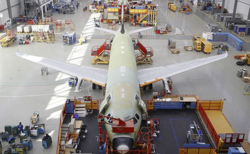 Hambourg (Allemagne) : Airbus expérimente les technologies de pointe d'assemblage d'avions.